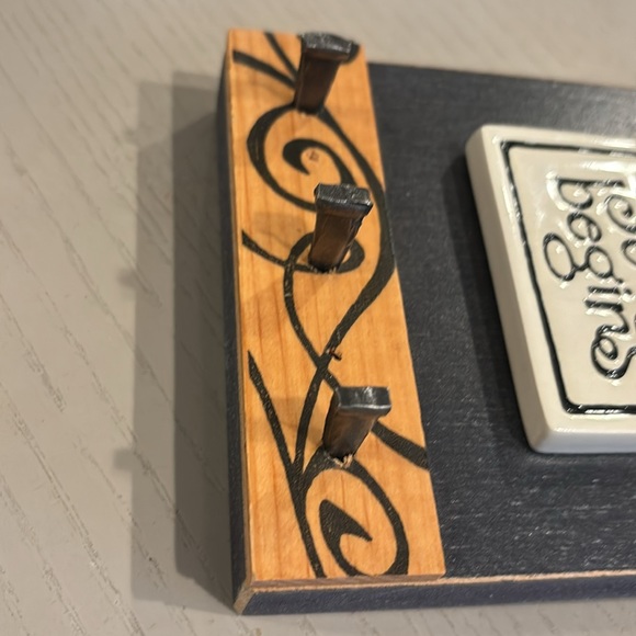 Macone Clay key/dog leash holder. - Picture 4 of 6